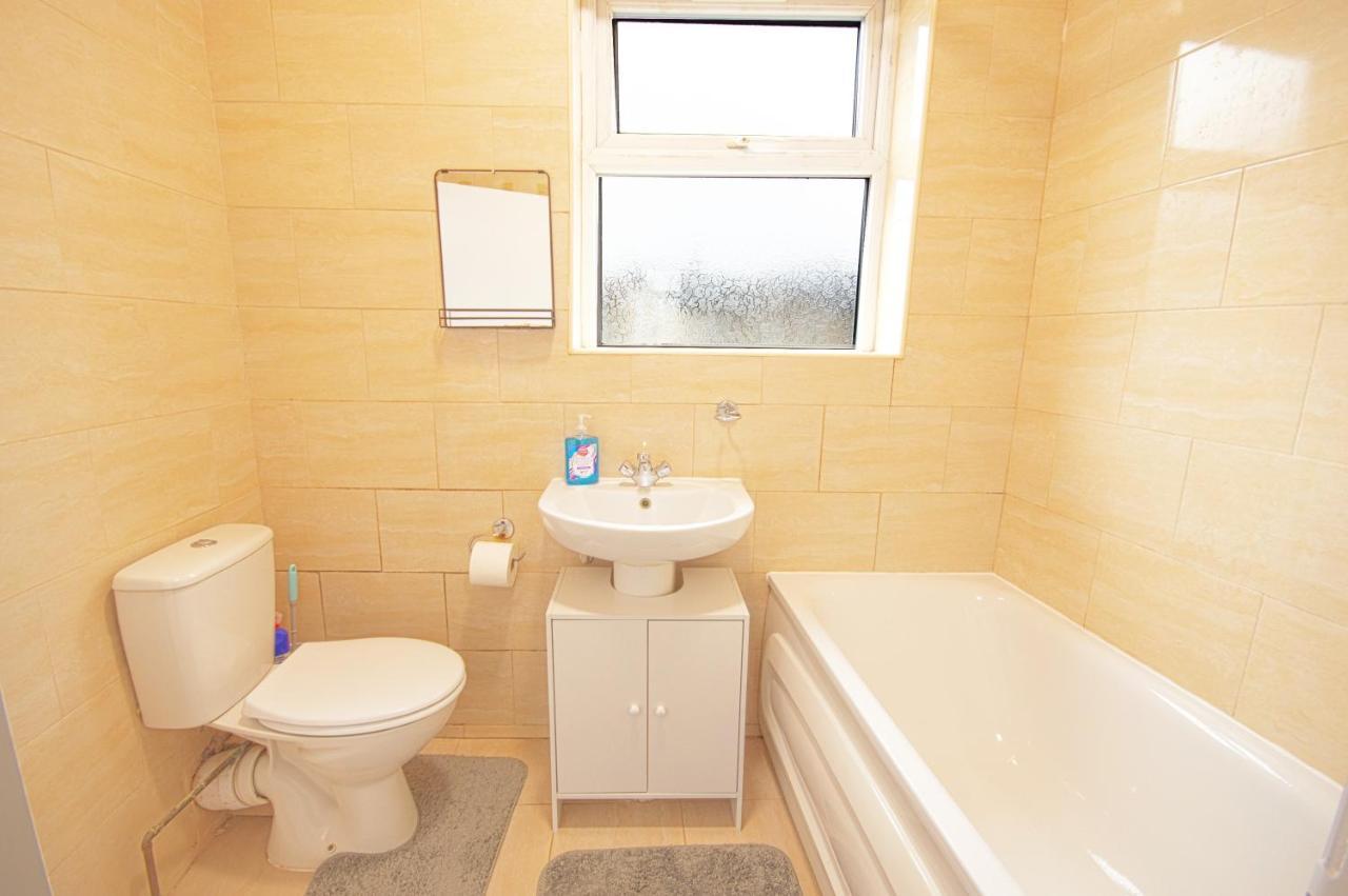 Cosy Family Home W/Wi-Fi, Parking, Self Check-In Londres Exterior foto
