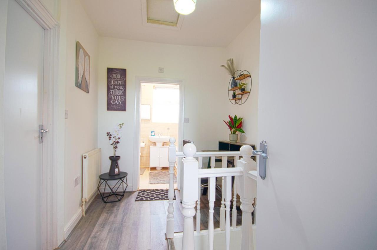 Cosy Family Home W/Wi-Fi, Parking, Self Check-In Londres Exterior foto