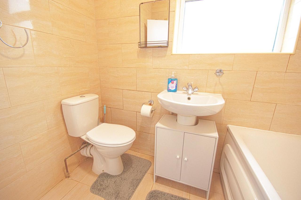 Cosy Family Home W/Wi-Fi, Parking, Self Check-In Londres Exterior foto