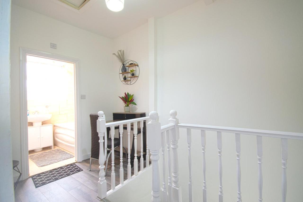 Cosy Family Home W/Wi-Fi, Parking, Self Check-In Londres Exterior foto